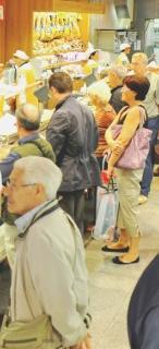 Gli sms con i commercianti«Decidano quando aprire»