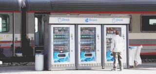 <strong>SUI BINARI.</strong> Il distributore alla stazione ferroviaria