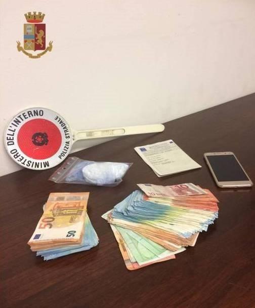 In autostrada con un etto e mezzo di cocaina e 7mila euro, arrestato
