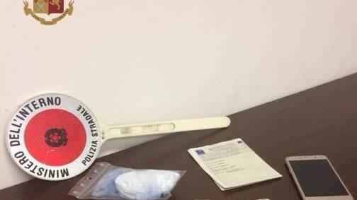 In autostrada con un etto e mezzo di cocaina e 7mila euro, arrestato