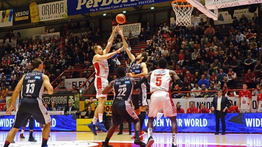 Un'azione durante il match OriOra Pistoia-Trento (70-78) (Foto Gori)
