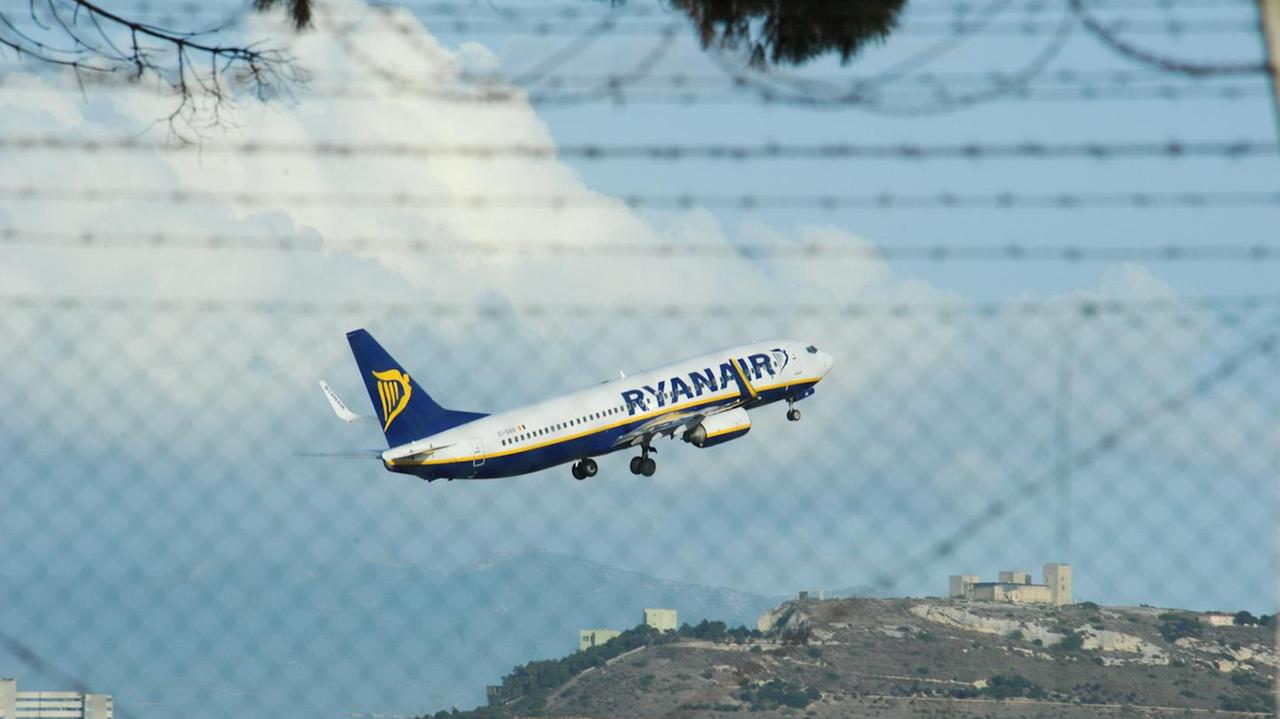 Un volo Ryanair in partenza da Cagliari
