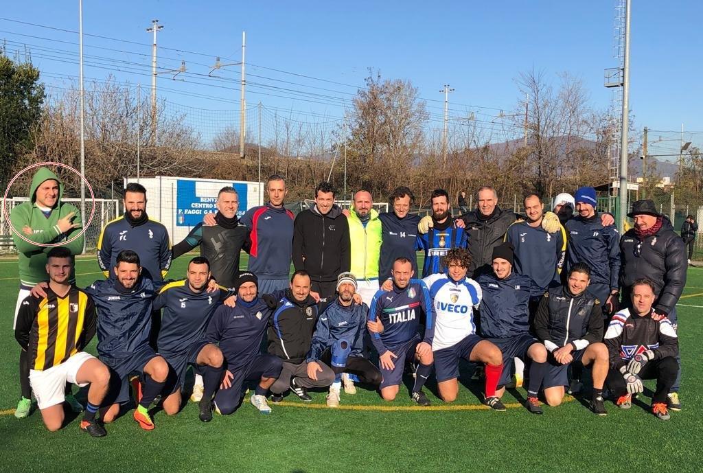 Foto di gruppo con Christian Vieri (nel riquadro a sinistra) sul campo della Pietà