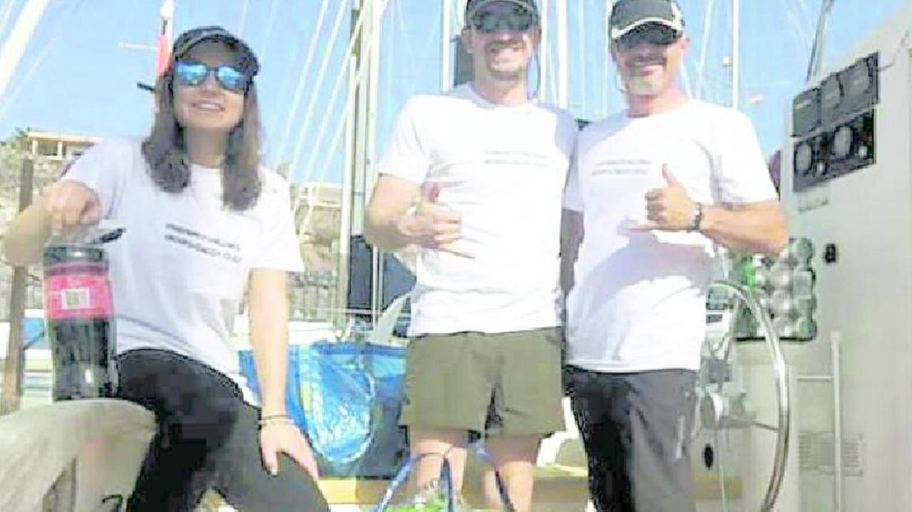 Dominic Bonucci, 57 anni, con i figli Mirco, 32 anni, e Ilaria, di 28, a bordo del catamarano a vela