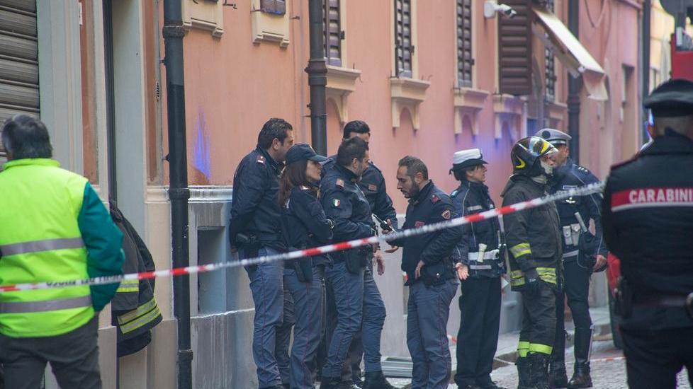 Migliora il 19enne ustionato a Modena. Il papà: «Grazie alla polizia»