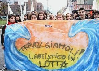 Studenti in piazza, ma divisi