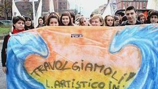 Studenti in piazza, ma divisi