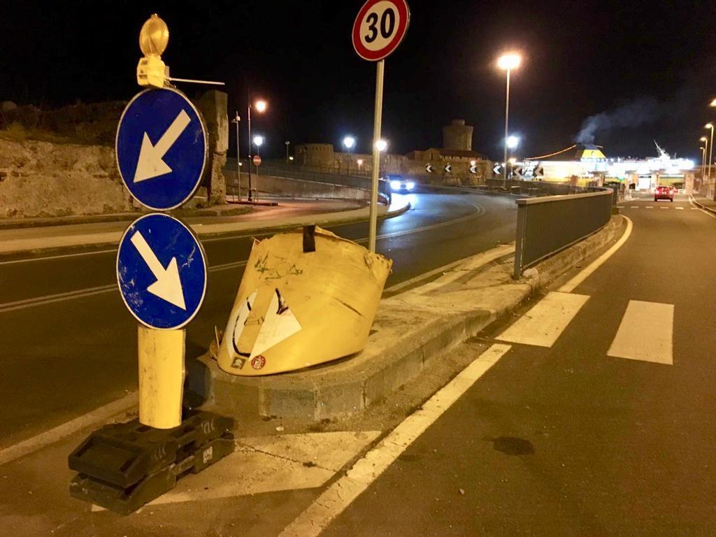 Ricollocato lo spartitraffico abbattuto al ponte di Santa Trinita