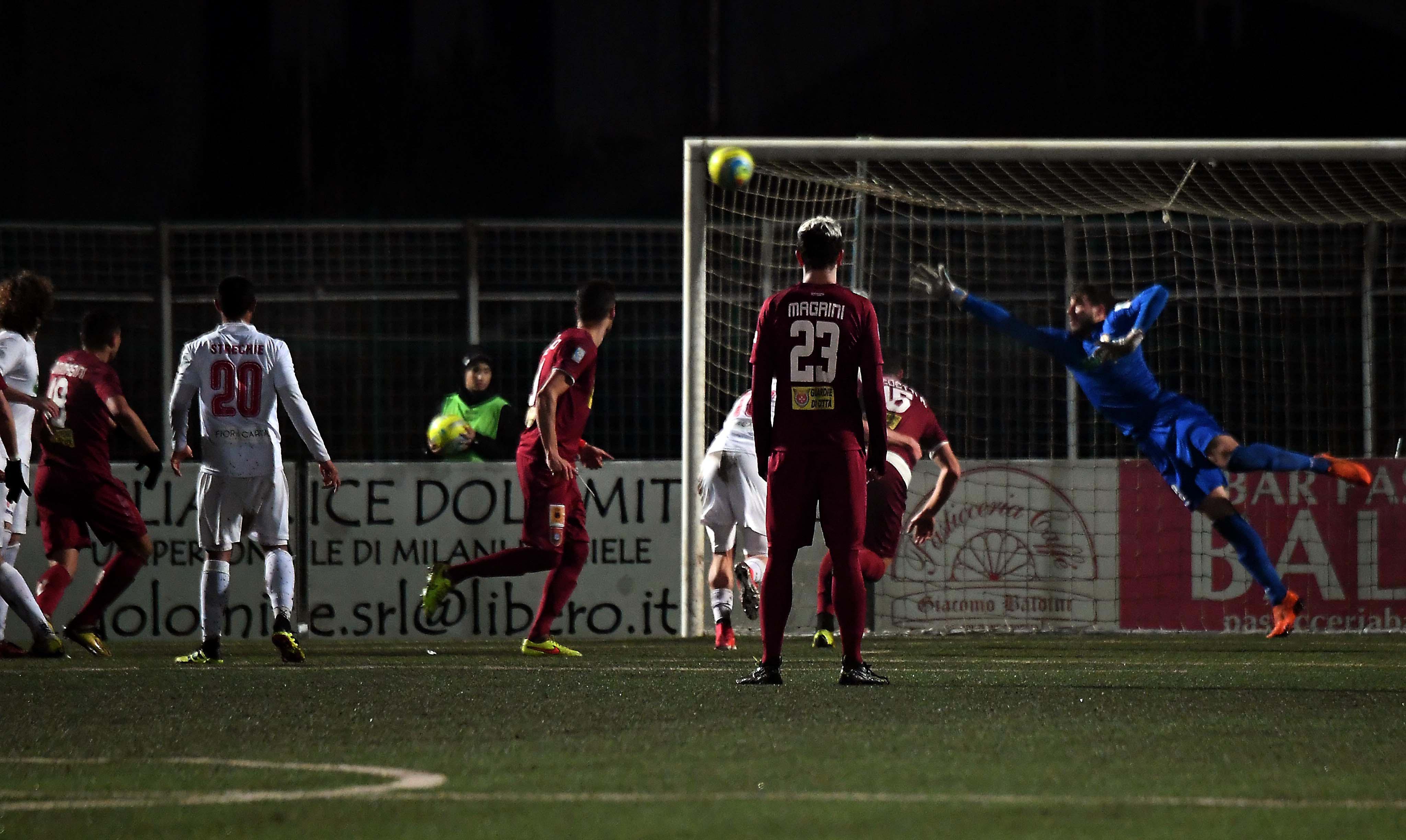 Il gol di Mannini per l'1-0 del Pontedera sulla Lucchese (Foto Franco Silvi)