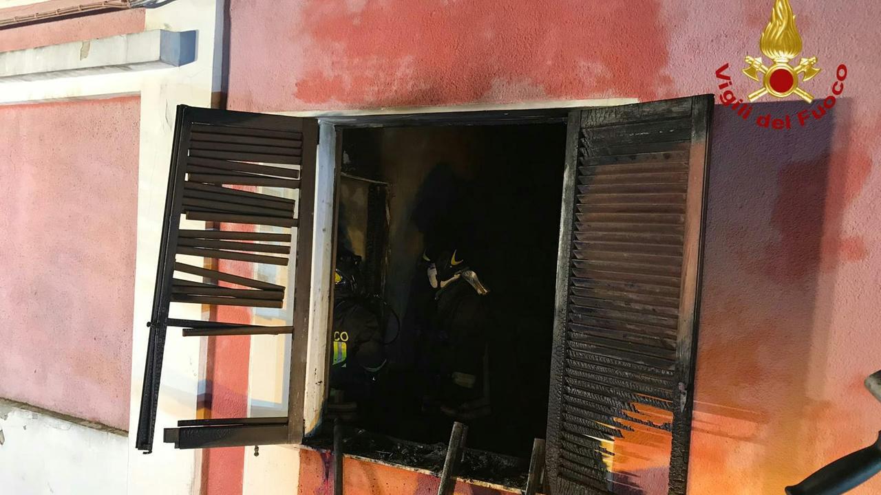 Incendio distrugge una casa di due piani, tutti in salvo