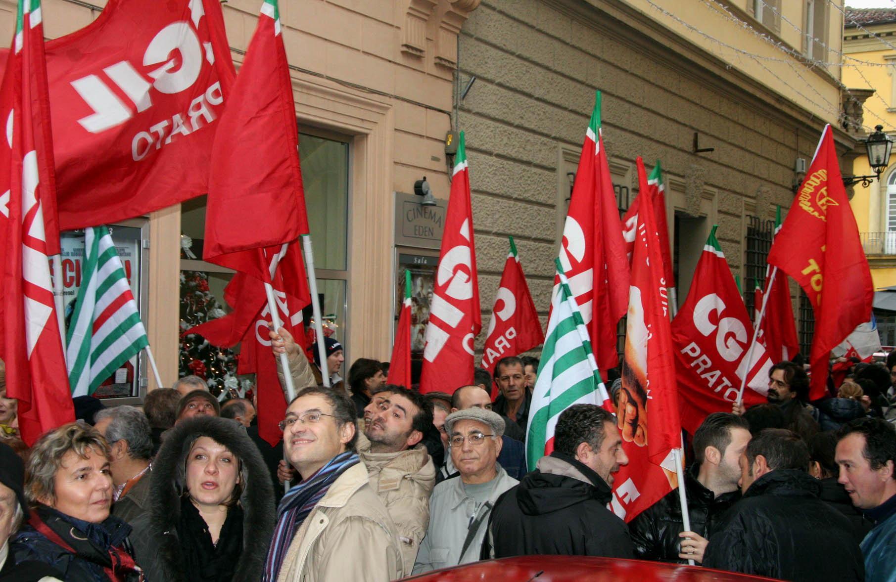 Una manifestazione sindacale davanti alla Prefettura di Prato (foto d'archivio)