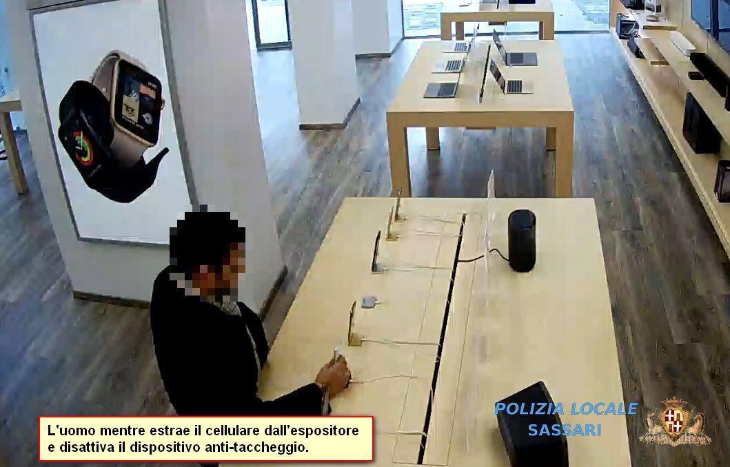 Sassari, rubano un iPhone alla Apple di piazza Castello: incastrati dalle telecamere