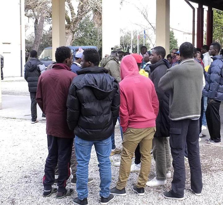 Alcuni migranti ospiti del centro di accoglienza di Arena Metato (foto Muzzi)