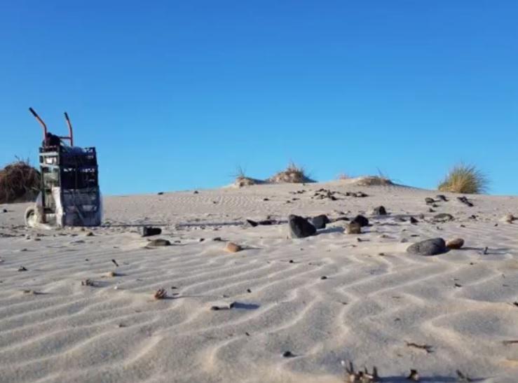 La sabbia viene riportata a Porto Pino