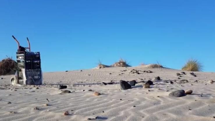 La sabbia viene riportata a Porto Pino