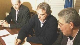 Calambrone, il ponte sullo Scolmatore. A sinistra: la firma dell’accordo