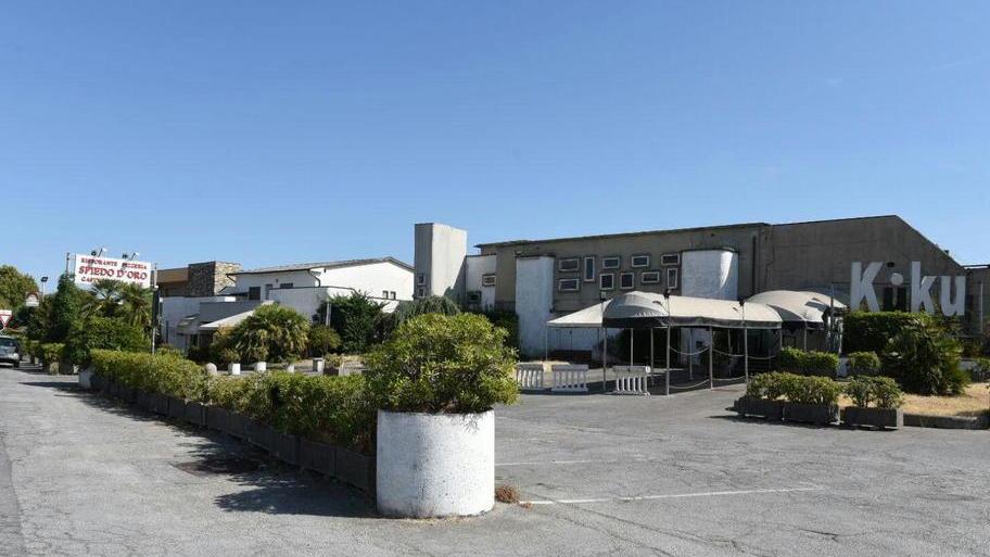 Studente picchiato dal branco fuori da una discoteca