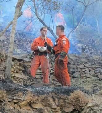Giacomo Franceschi con un collega durante un intervento antincendio sui Monti Pisani