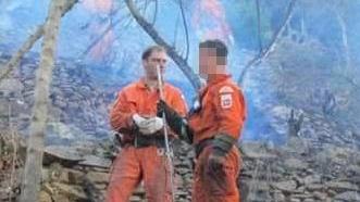 Giacomo Franceschi con un collega durante un intervento antincendio sui Monti Pisani