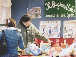 Un banco di giochi in vendita per “Rigiocattolo”