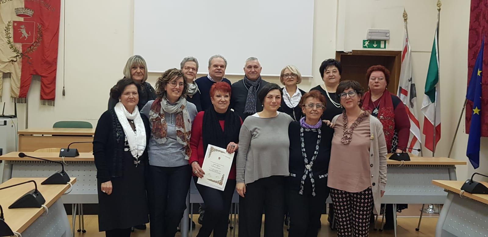 Il sindaco di Montemurlo Lorenzini e l'assessore De Masi insieme ai neopensionati della scuola
