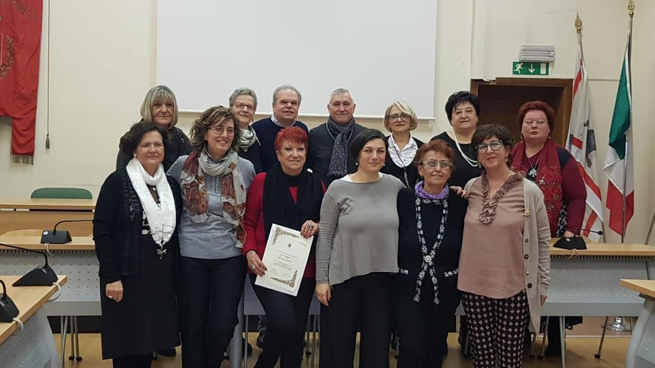 Il sindaco di Montemurlo Lorenzini e l'assessore De Masi insieme ai neopensionati della scuola