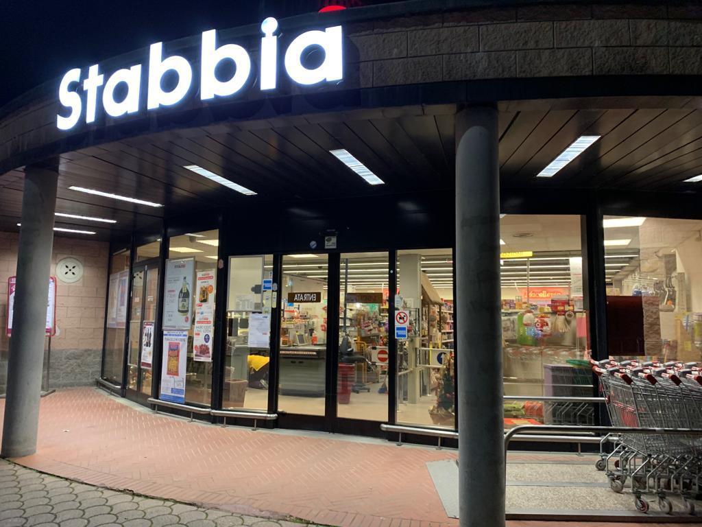 Il supermercato di Stabbia dove è avvenuta la rapina  