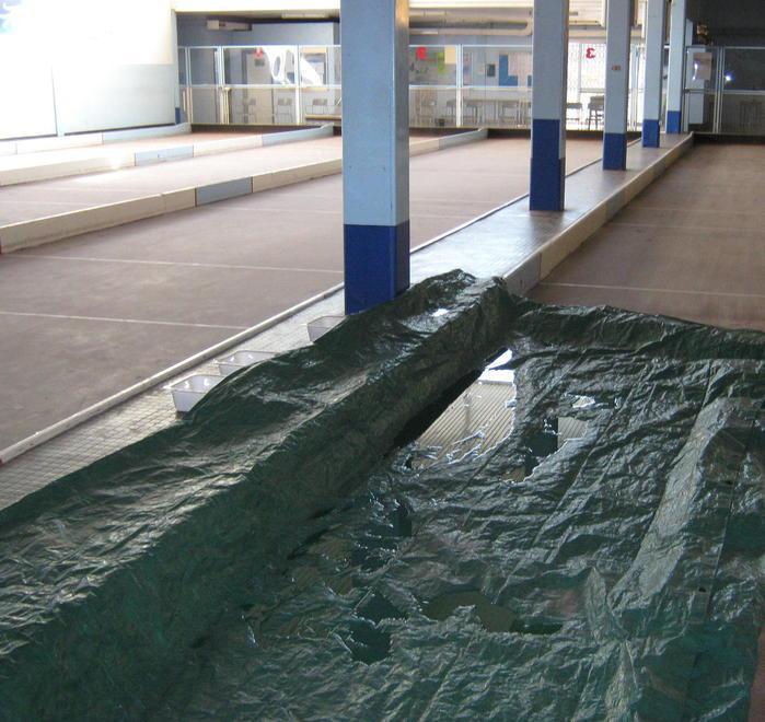 Teli sulle piste delle bocce per contenere l’acqua piovana filtrata dal tetto