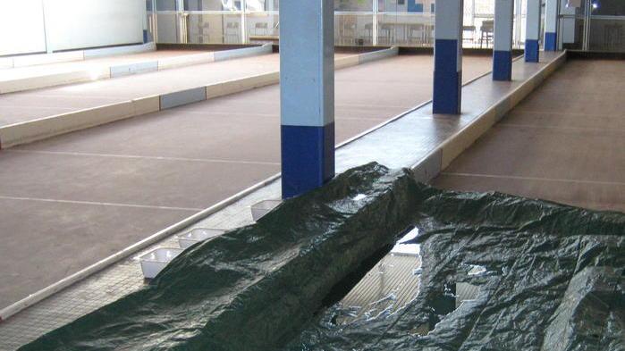 Teli sulle piste delle bocce per contenere l’acqua piovana filtrata dal tetto