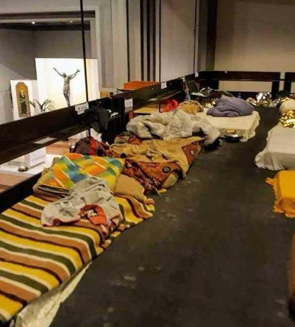 I letti dei migranti sul matroneo della chiesa di Santa Maria Maggiore