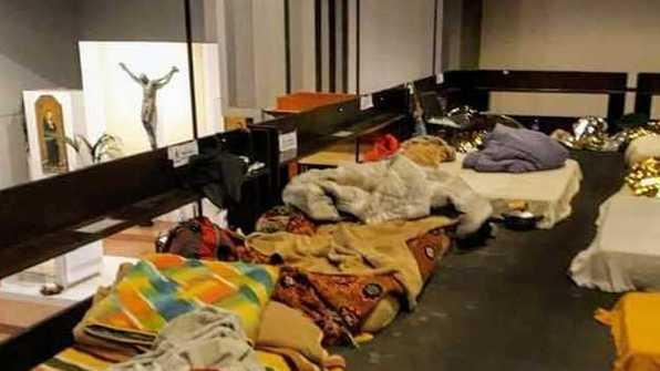 I letti dei migranti sul matroneo della chiesa di Santa Maria Maggiore