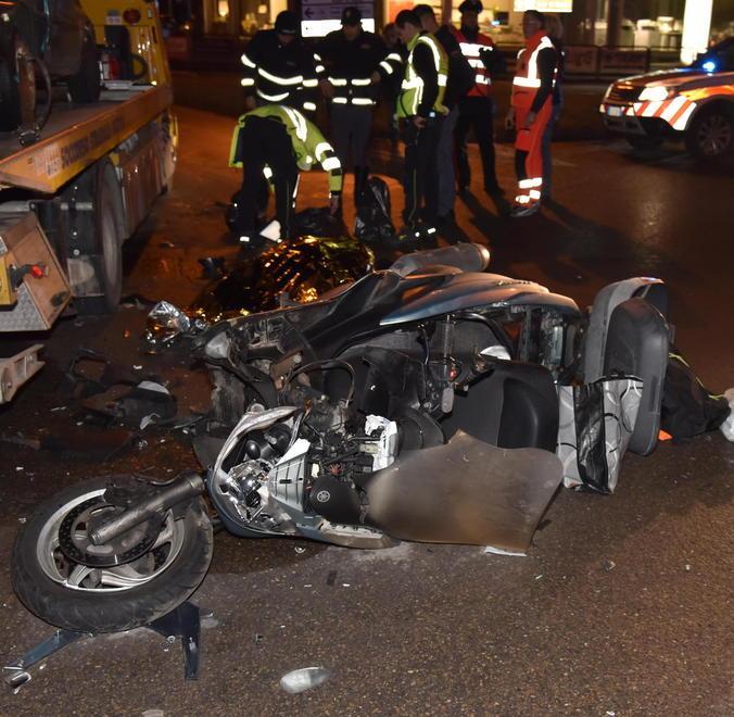 Muore in uno scontro in sella allo scooter Proteste per la pericolosità della strada 