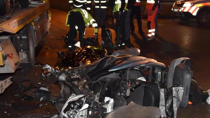 Muore in uno scontro in sella allo scooter Proteste per la pericolosità della strada
