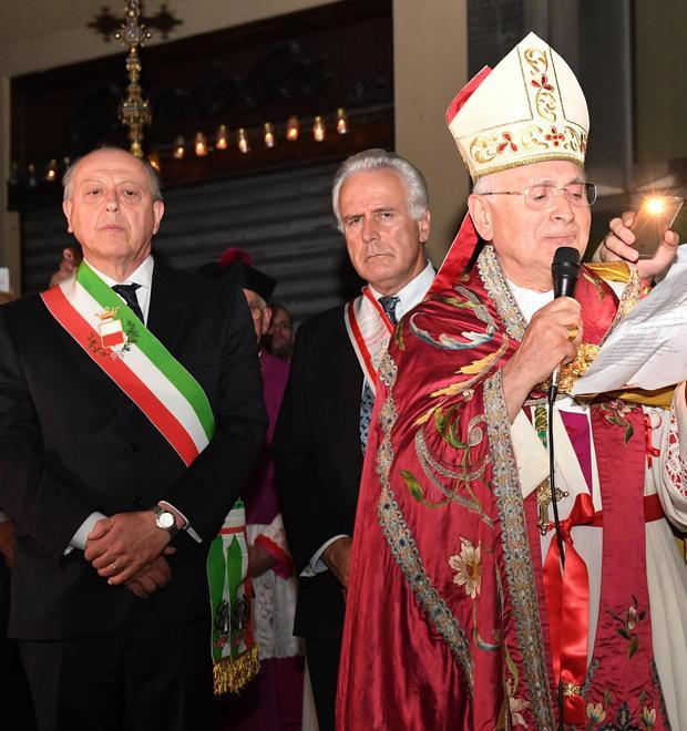 Nell’omelia di Natale il vescovo è solidale col sindaco minacciato 