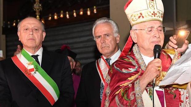 Nell’omelia di Natale il vescovo è solidale col sindaco minacciato