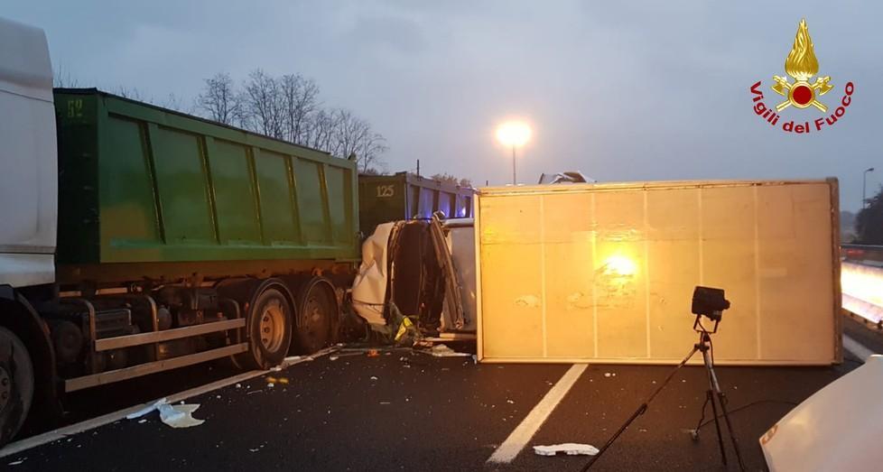 Prigioniero nel furgone ribaltato Grave autista dopo l’incidente 