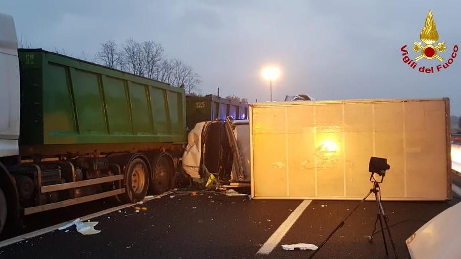 Prigioniero nel furgone ribaltato Grave autista dopo l’incidente