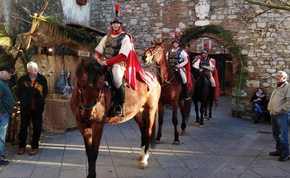 Il borgo invaso di visitatori per il presepe vivente 