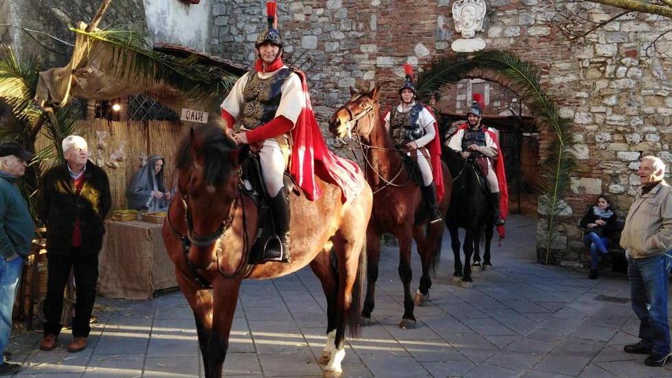 Il borgo invaso di visitatori per il presepe vivente