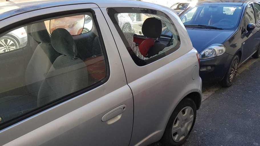 Auto e parco di via Zola danneggiati nella notte