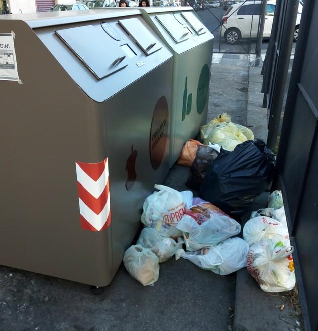 Rifiuti gettati ai cassonetti elettronici di via Fiume
