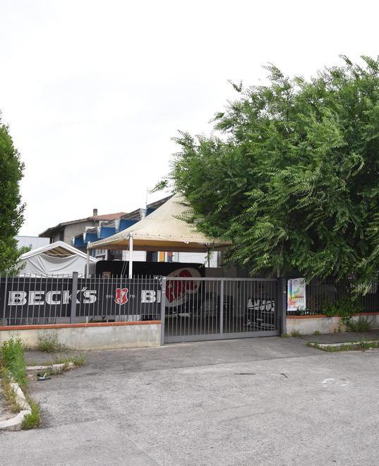 Gazebo montato nel giardino Sospesa la licenza al Faq 