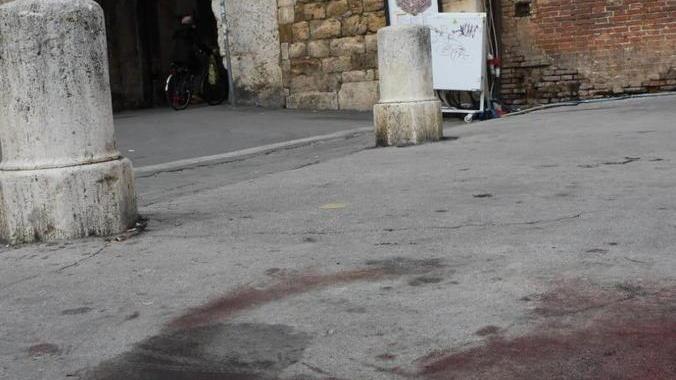 Aggredito a Porta Vecchia sotto gli occhi del figlio