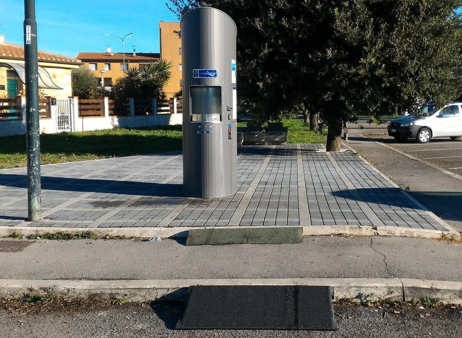 “Babbo Natale” porta due rampe di accesso alla casetta dell’acqua 