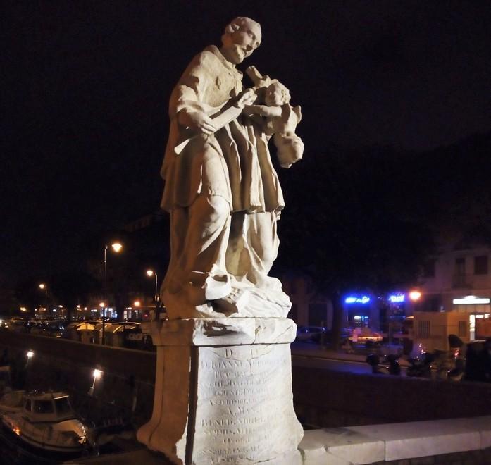 Finalmente illuminata la statua sul ponte diventato pedonale