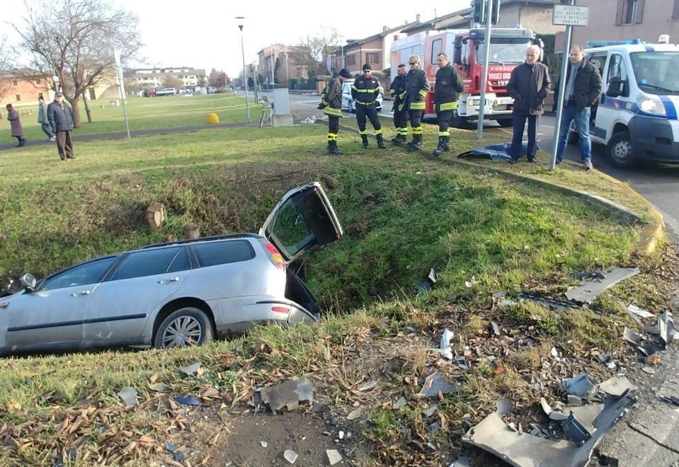 Scontro fra due auto e una vola fuori strada 