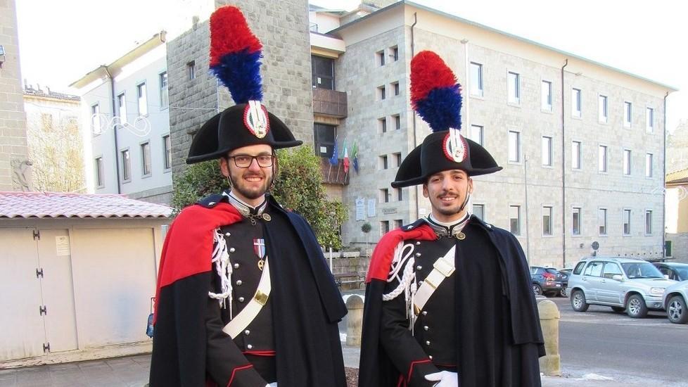 L’Arma in alta uniforme presidia le vie del centro