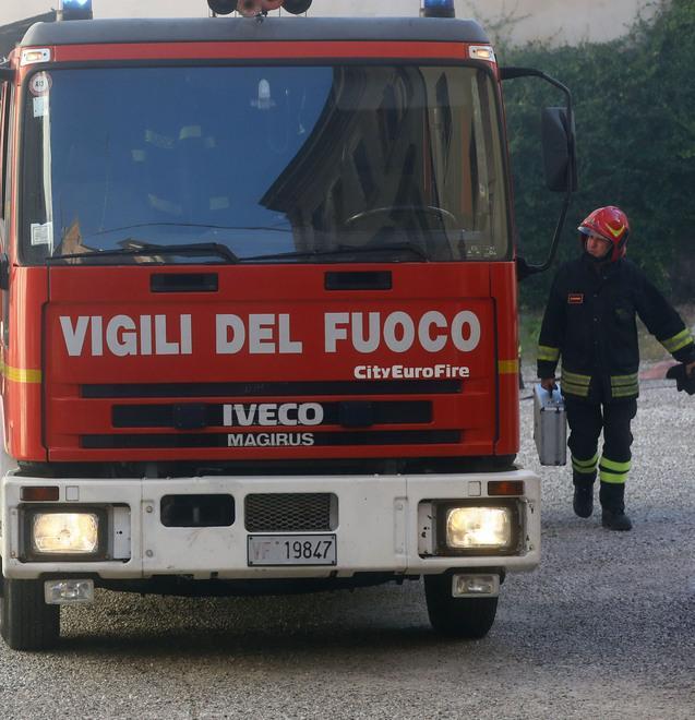 Fiamme sprigionate dall’albero di Natale Anziana intossicata