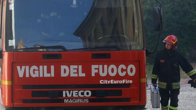 Fiamme sprigionate dall’albero di Natale Anziana intossicata