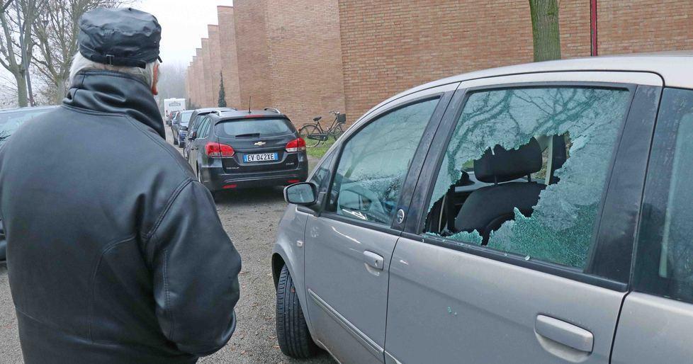 Vandali spaccano sette auto 